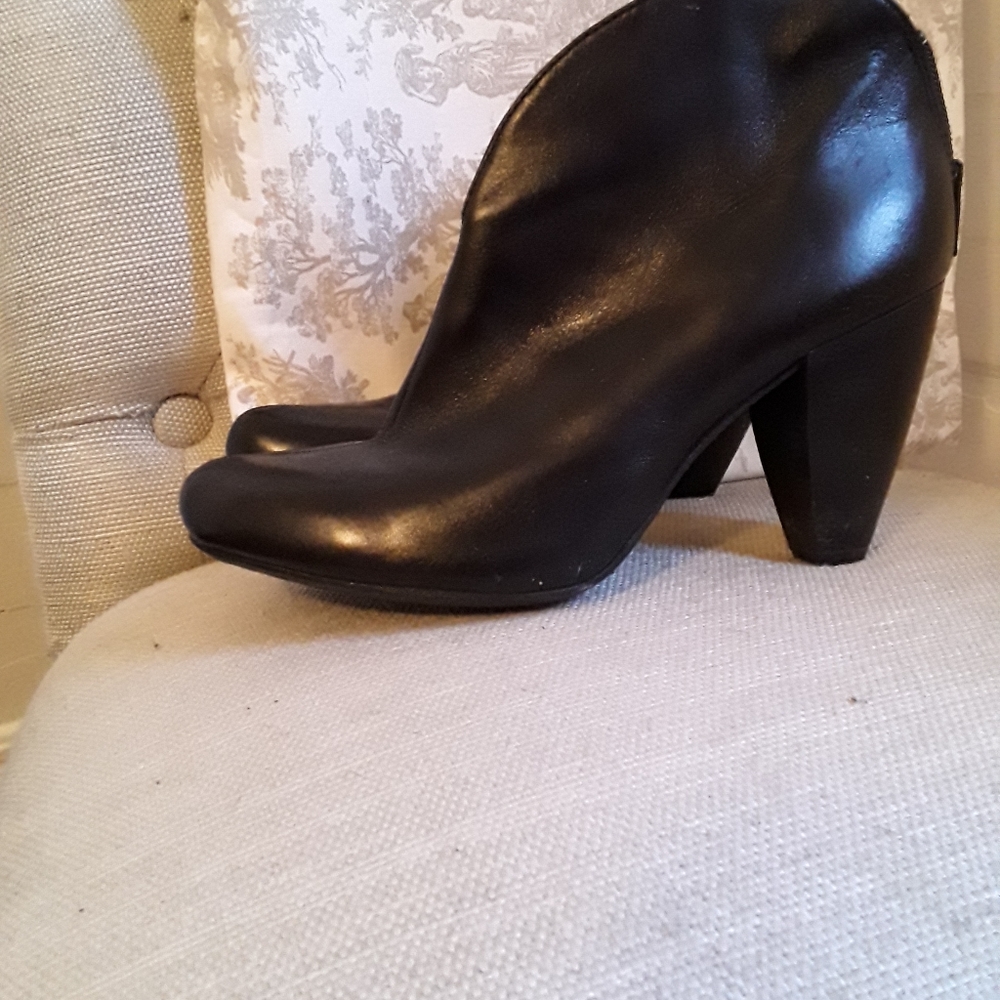 Born Crown Black Leather Ankle Booties, 6 1/2, LNC